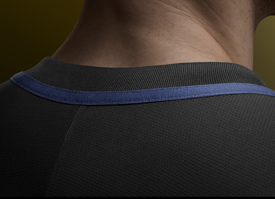 Detalle de la parte posterior del cuello de la camiseta de la segunda equipación para la temporada 2016/2017